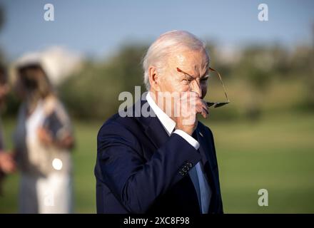 Bari, Italien. Juni 2024. US-Präsident Joe Biden beobachtet Fallschirmspringer beim G7-Gipfel. Joe Bidens Zeitalter ist ein fortlaufendes Thema im US-Präsidentschaftswahlkampf. Es gibt auch Diskussionen über seine Situation am Rande des G7-Gipfels in Italien. Quelle: Michael Kappeler/dpa/Alamy Live News Stockfoto