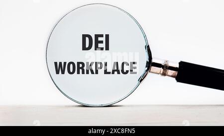 Diversity, Equity, Inklusion DEI Symbol. Words DEI WORKPLACE geschriebener Text erschien mit einem Vergrößerungsglas auf einem weißen Hintergrund Stockfoto