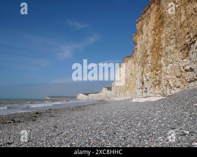 Malerischer Blick auf die Klippen der Seven Sisters, die über dem Strand in Birling Gap, East Dean, South Downs, in der Nähe von Beachy Head, East Sussex, Englischer Kanal Stockfoto