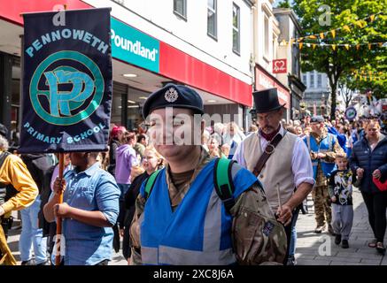 Redruth, Cornwall, Großbritannien. Juni 2024. Der Murdoch Day fand heute in Redruth statt, als die Stadt William Murdoch feierte, den talentierten Bergbauingenieur und Erfinder, der in Redruth lebte, und sein Haus war das erste in Großbritannien, das 1792 durch Gasbeleuchtung beleuchtet wurde. Er baute auch ein dampfbetriebenes Auto, das er auf den Straßen der Stadt testete. Es gab eine Kinderparade, Stände, Dampflokomotiven und auch Straßenunterhalter. Quelle: Keith Larby/Alamy Live News Stockfoto