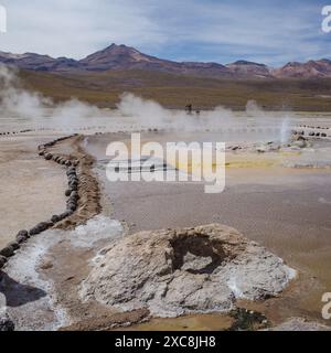 San Pedro de Atacama, Chile - 2. Dezember 2023: Am frühen Morgen bei den vulkanischen El Tatio Geysiren in der Atacama-Wüste Stockfoto