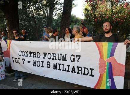 Fasano, Apulien in Süditalien. Juni 2024. Menschen protestieren während einer Anti-G7-Manifestation in Fasano, Apulien in Süditalien, 14. Juni 2024. ZU „Feature: Proteste gegen die G7, Hervorhebung sozialer Gerechtigkeit, globaler Frieden“ Credit: Li Jing/Xinhua/Alamy Live News Stockfoto