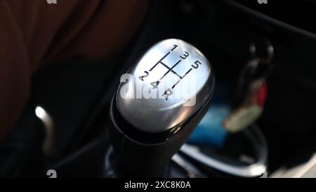 Schaltgetriebe in einem Auto, Schalthebel Stockfoto