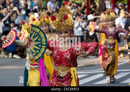 Denpasar, Indonesien. Juni 2024. Parade der Künstler während des Bali Arts Festival 2024 in Denpasar, Bali, Indonesien, 15. Juni 2024. Das diesjährige Bali Arts Festival findet vom 15. Juni bis 13. Juli statt. Quelle: Dicky Bisinglasi/Xinhua/Alamy Live News Stockfoto