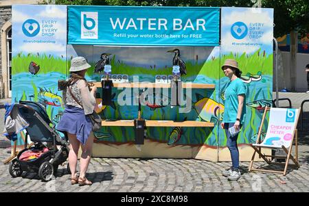 Wasserbar, Trinkwasserflasche kostenlos beim Festival mit dem Stand der Bristol Water Company Stockfoto