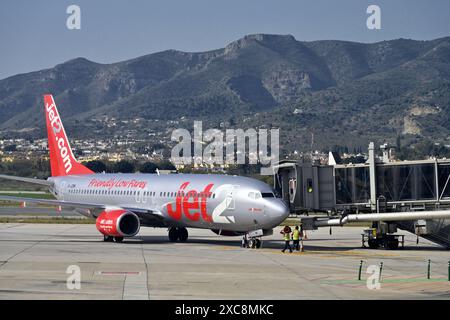 Jet2-Flugzeug mit Passagierbrücke wird verlegt, Flughafen Malaga, Spanien Stockfoto