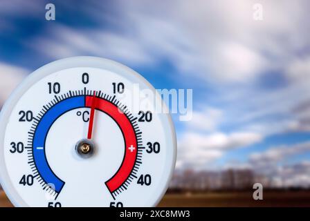 Landschaft mit Feld und trostlosen kleinen Hölzern und weißen Wolken verschwimmen, driften, München, Bayern, Deutschland Stockfoto