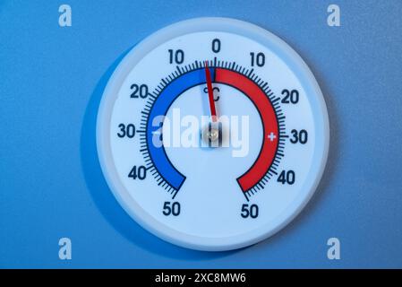 Thermometer knapp unter Null Grad Celsius Stockfoto