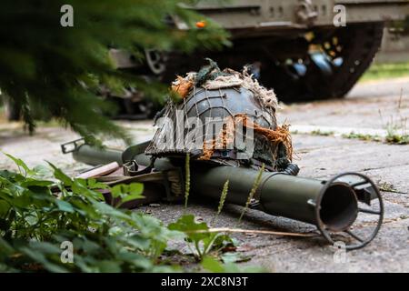 Amerikanisches Militärgerät aus dem Zweiten Weltkrieg M1 Helm und M1 Hand-Panzerabwehrraketenwerfer (Bazooka). Stockfoto