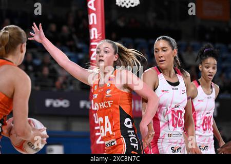 15. Juni 2024; Ken Rosewall Arena, Sydney, NSW, Australien: Suncorp Super Netball, Giants versus Adelaide Thunderbirds; Sophie Dwyer of the Giants ruft nach dem Ball Stockfoto