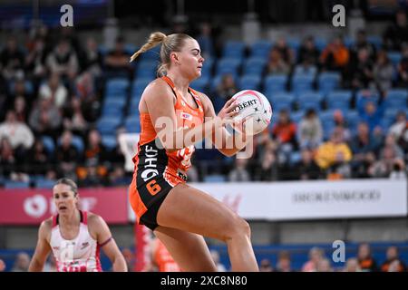 15. Juni 2024; Ken Rosewall Arena, Sydney, NSW, Australien: Suncorp Super Netball, Giants versus Adelaide Thunderbirds; Matilda McDonell von den Giants fängt den Ball Stockfoto