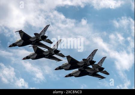 Die U.S. Air Force Thunderbirds üben vor der Columbus Airshow über der Rickenbacker Air National Guard Base, Ohio, am 13. Juni 2024. Der 121. Air Ref Stockfoto