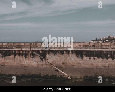 Schritte ins Wasser vom Felgueiras Quay, der zum Felgueiras Leuchtturm in Foz do Douro in der Nähe von Porto, Portugal.27.05.2024 Stockfoto