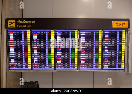 Elektronisches Abflugbrett für Flugzeuge. Viele Fluggesellschaften und Reiseziele. Informationen für Reisende. Bangkok, Thailand - 01.17.2024 Stockfoto