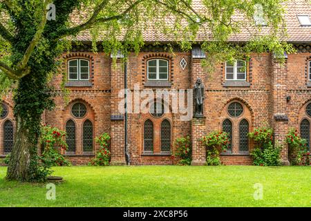 Plastik der Bettler von Ernst Barlach im Innenhof des Kreuzgangs vom Ratzeburger Dom, Ratzeburg, Schleswig-Holstein, Deutschland | Skulptur der Bett Stockfoto