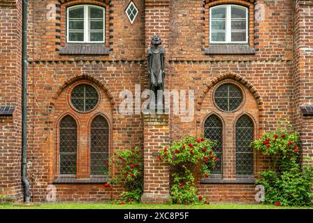 Plastik der Bettler von Ernst Barlach im Innenhof des Kreuzgangs vom Ratzeburger Dom, Ratzeburg, Schleswig-Holstein, Deutschland | Skulptur der Bett Stockfoto