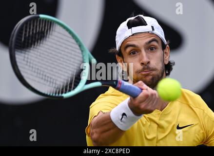 Stuttgart, Deutschland. Juni 2024. Tennis: ATP Tour - Stuttgart, Singles, Herren, Halbfinale. Musetti (Italien) - Berrettini (Italien). Lorenzo Musetti in Aktion. Quelle: Marijan Murat/dpa/Alamy Live News Stockfoto