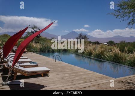 San Pedro de Atacama, Chile - 29. November 2023: Blick auf den Vulkan Licancabur vom Pool im luxuriösen Tierra Atacama Hotel Stockfoto