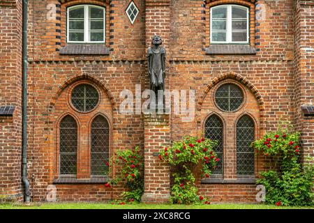 Barlachs der Bettler Plastik der Bettler von Ernst Barlach im Innenhof des Kreuzgangs vom Ratzeburger Dom, Ratzeburg, Schleswig-Holstein, Deutschland Stockfoto