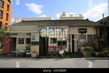 Naha, Japan – 10. Januar 2018: Kokusai-dori Street, eine der Naha Shoppingstraßen in Okinawa, Japa Stockfoto