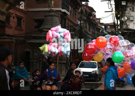 Kathmandu, Nepal 20. November 2023: hawker verkauft lokale Speisen und Süßigkeiten auf dem patan Durbar Square. patan Durbar Square ist einer der ältesten Durbar Square in Stockfoto