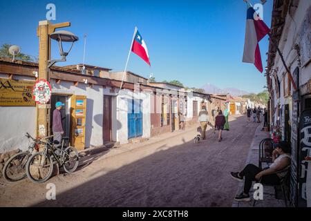 San Pedro de Atacama, Chile - 28. November 2023: Calle Caracoles, die Hauptstraße der Touristenstadt San Pedro de Atacama Stockfoto