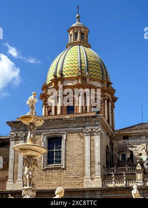 Die höchste Statue der Fontana Pretoria mit der Kuppel der Chiesa di San Giuseppe dei Padri Teatini im Hintergrund. Stockfoto