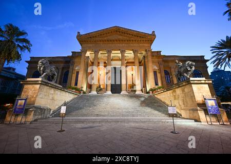 Das Teatro Massimo Vittorio Emanuele, besser bekannt als Teatro Massimo, von Palermo ist das größte Operntheater Gebäude in Italien, und einer der großen Stockfoto