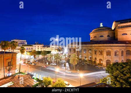 Das Teatro Massimo Vittorio Emanuele, besser bekannt als Teatro Massimo, von Palermo ist das größte Operntheater Gebäude in Italien, und einer der großen Stockfoto