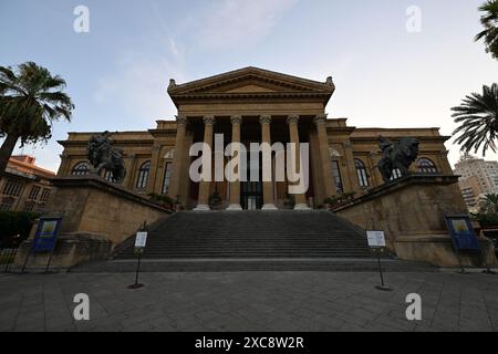 Das Teatro Massimo Vittorio Emanuele, besser bekannt als Teatro Massimo, von Palermo ist das größte Operntheater Gebäude in Italien, und einer der großen Stockfoto