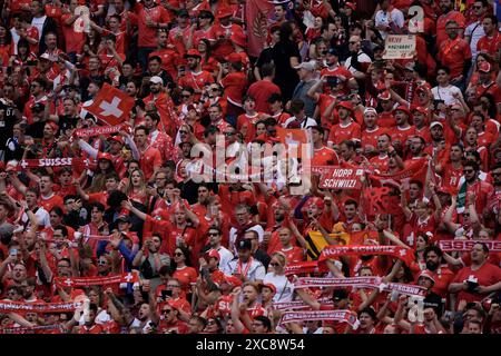 Köln, Deutschland. Juni 2024. Fans der Schweiz während des 2024 Fußball-Europameisterspiels zwischen Ungarn und Schweizern im RheinEnergieStadion Köln - Freitag, 15. Juni 2024. Sport - Fußball . (Foto: Fabio Ferrari/LaPresse) Credit: LaPresse/Alamy Live News Stockfoto