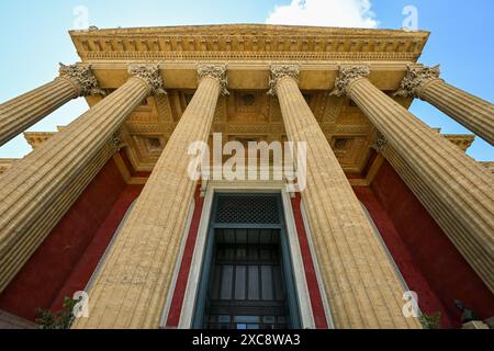 Das Teatro Massimo Vittorio Emanuele, besser bekannt als Teatro Massimo, von Palermo ist das größte Operntheater Gebäude in Italien, und einer der großen Stockfoto