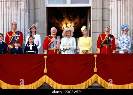 London Großbritannien 15. Juni 2024 Royal Family blickt staunend auf den Royal Air Force Flypast vom Buckingham Palace Balcony für Trooping the Colour on King's Birthday Credit: Anfisa Polyushkevych/Alamy Live News Stockfoto