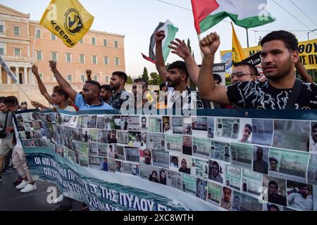 Athen, Griechenland. Juni 2024. Pakistanische Überlebende schreien Slogans mit einem Banner mit Bildern von Opfern während eines Protestes, um ein Jahr nach einer der schlimmsten Tragödien von Migrantenbooten zu feiern. Die Flüchtlings- und Migrationsagenturen der Vereinten Nationen kritisieren, dass Griechenland es versäumt hat, Licht auf den Schiffbruch der Migranten zu werfen. Am 14. Juni 2023 sank die Adriana, ein rostiges Boot, das bis zu 750 Migranten aus Libyen nach Italien schmuggelte, und tötete Hunderte von Menschen in Anwesenheit der griechischen Küstenwache. (Kreditbild: © Dimitris Aspiotis/Pacific Press via ZUMA Press Wire) NUR REDAKTIONELLE VERWENDUNG! Nicht für kommerzielle ZWECKE! Guthaben: ZU Stockfoto