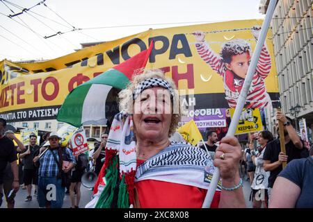 Athen, Griechenland. Juni 2024. Ein Demonstrant hält während eines Protestes eine palästinensische Flagge, um ein Jahr nach einer der schlimmsten Tragödien von Migrantenbooten zu markieren. Die Flüchtlings- und Migrationsagenturen der Vereinten Nationen kritisieren, dass Griechenland es versäumt hat, Licht auf den Schiffbruch der Migranten zu werfen. Am 14. Juni 2023 sank die Adriana, ein rostiges Boot, das bis zu 750 Migranten aus Libyen nach Italien schmuggelte, und tötete Hunderte von Menschen in Anwesenheit der griechischen Küstenwache. (Kreditbild: © Dimitris Aspiotis/Pacific Press via ZUMA Press Wire) NUR REDAKTIONELLE VERWENDUNG! Nicht für kommerzielle ZWECKE! Quelle: ZUMA Press, Inc./Alamy Live News Stockfoto