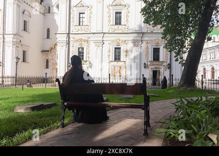 Kiew, Ukraine - 18. Mai 2019: Ein Mönch sitzt auf einer Bank auf dem Territorium von Kiew Petscherskaja Lava Stockfoto