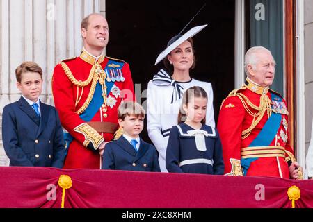 Trooping the Colour, The Kings’s Birthday Parade, London, Großbritannien. Juni 2024. Ihre Königlichen Hoheiten, der Prinz und Prinzessin von Wales, Prinzen George und Louis, und Prinzessin Charlotte, die auf dem Balkon des Buckingham Palace mit seiner Majestät König Karl III. Erscheinen, um den Flug zu beobachten, um dieses Jahr Trooping the Colour zu beenden. Quelle: Amanda Rose/Alamy Live News Stockfoto