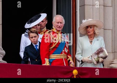 Trooping the Colour, The Kings’s Birthday Parade, London, Großbritannien. Juni 2024. Ihre Königlichen Hoheiten, die Prinzessin von Wales und Prinz George, erscheinen auf dem Balkon des Buckingham Palace mit seiner Majestät, König Karl III. Und Königin Camilla, um die Flugreise zu beobachten, um dieses Jahr Trooping the Colour zu beenden. Quelle: Amanda Rose/Alamy Live News Stockfoto