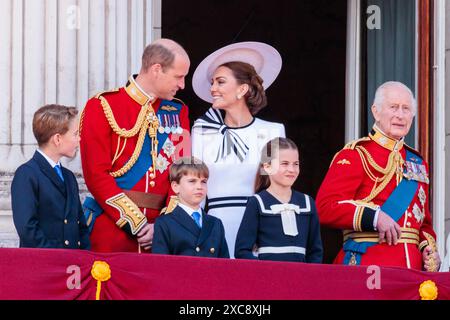 Trooping the Colour, The Kings’s Birthday Parade, London, Großbritannien. Juni 2024. Ihre Königlichen Hoheiten, der Prinz und Prinzessin von Wales, Prinzen George und Louis, und Prinzessin Charlotte, die auf dem Balkon des Buckingham Palace mit seiner Majestät König Karl III. Erscheinen, um den Flug zu beobachten, um dieses Jahr Trooping the Colour zu beenden. Quelle: Amanda Rose/Alamy Live News Stockfoto