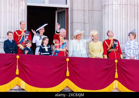 Trooping the Colour, The Kings’s Birthday Parade, London, Großbritannien. Juni 2024. Ihre Königlichen Hoheiten, der Prinz und Prinzessin von Wales, Prinzen George und Louis, und Prinzessin Charlotte, die auf dem Balkon des Buckingham Palace mit seiner Majestät König Karl III. Und Königin Camilla mit Sophie und Edward, Herzog und Herzogin von Edinburgh erscheinen, und Lady Louise, die vorbeifliegen zu sehen, um dieses Jahr Trooping the Colour zu beenden. Quelle: Amanda Rose/Alamy Live News Stockfoto