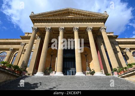 Das Teatro Massimo Vittorio Emanuele, besser bekannt als Teatro Massimo, von Palermo ist das größte Operntheater Gebäude in Italien, und einer der großen Stockfoto