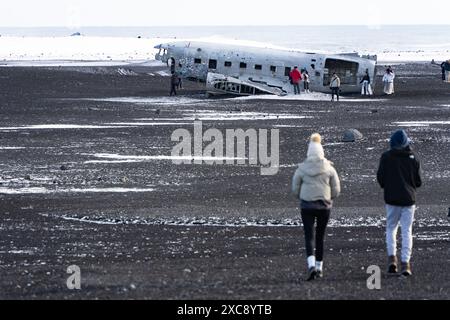 Das verlassene DC Flugzeug am Solheimasandur Beach ist ein muss für alle, die Islands zerklüftete Landschaften und atemberaubende Strände erkunden. Stockfoto