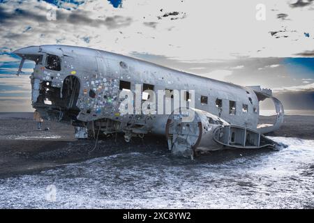 Das verlassene DC Flugzeug am Solheimasandur Beach ist ein muss für alle, die Islands zerklüftete Landschaften und atemberaubende Strände erkunden. Stockfoto