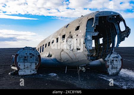 Das verlassene DC Flugzeug am Solheimasandur Beach ist ein muss für alle, die Islands zerklüftete Landschaften und atemberaubende Strände erkunden. Stockfoto