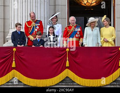 London, Großbritannien. Juni 2024. König Charles und Königin Camilla zusammen mit anderen Mitgliedern der königlichen Familie auf dem Balkon des Buckingham Palace nach der King's Birthday Parade, Trooping the Colour Buckingham Palace, London, Großbritannien. Quelle: LFP/Alamy Live News Stockfoto