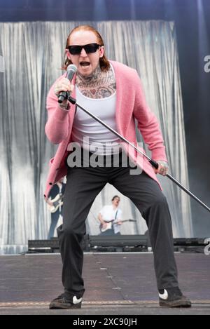 Donington, Großbritannien. Juni 2024. Frank Carter erschüttert die Menge auf der Main Stage, während der Regen beim Download Festival nachlässt. Cristina Massei/Alamy Live News Stockfoto