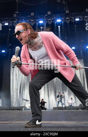 Donington, Großbritannien. Juni 2024. Frank Carter erschüttert die Menge auf der Main Stage, während der Regen beim Download Festival nachlässt. Cristina Massei/Alamy Live News Stockfoto