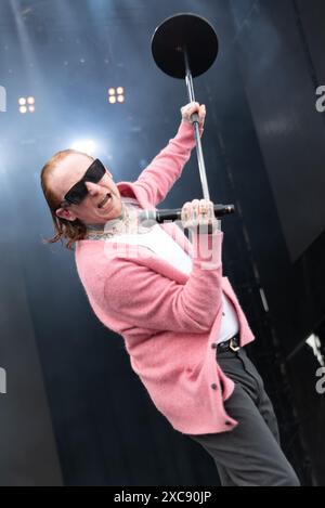 Donington, Großbritannien. Juni 2024. Frank Carter erschüttert die Menge auf der Main Stage, während der Regen beim Download Festival nachlässt. Cristina Massei/Alamy Live News Stockfoto