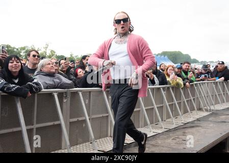 Donington, Großbritannien. Juni 2024. Frank Carter erschüttert die Menge auf der Main Stage, während der Regen beim Download Festival nachlässt. Cristina Massei/Alamy Live News Stockfoto