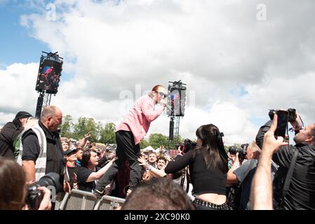 Donington, Großbritannien. Juni 2024. Frank Carter erschüttert die Menge auf der Main Stage, während der Regen beim Download Festival nachlässt. Cristina Massei/Alamy Live News Stockfoto